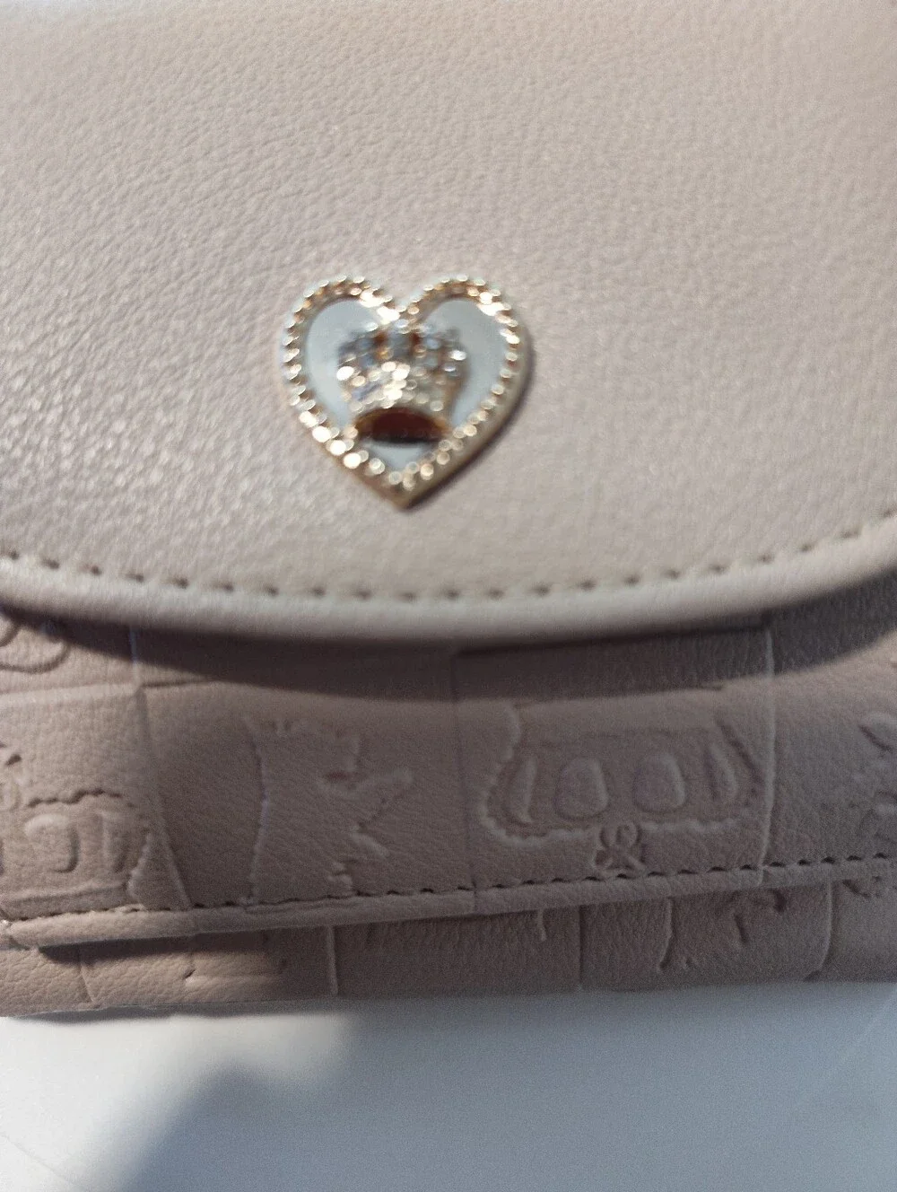 Juicy Couture Embossed Beige Logo Bifold Wallet + Flower Bling Keychains 4 X 4